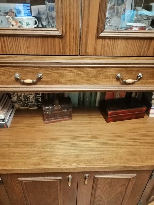 Stylowa drewniana witryna