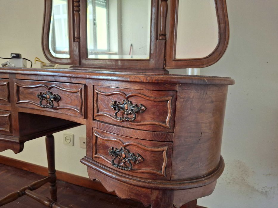 Toucador antigo em madeira com espelho formato feijão