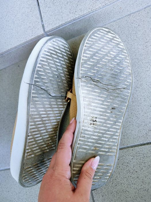 Beżowe sneakersy z siateczki z ozdobnym złotym łańcuchem stylowe