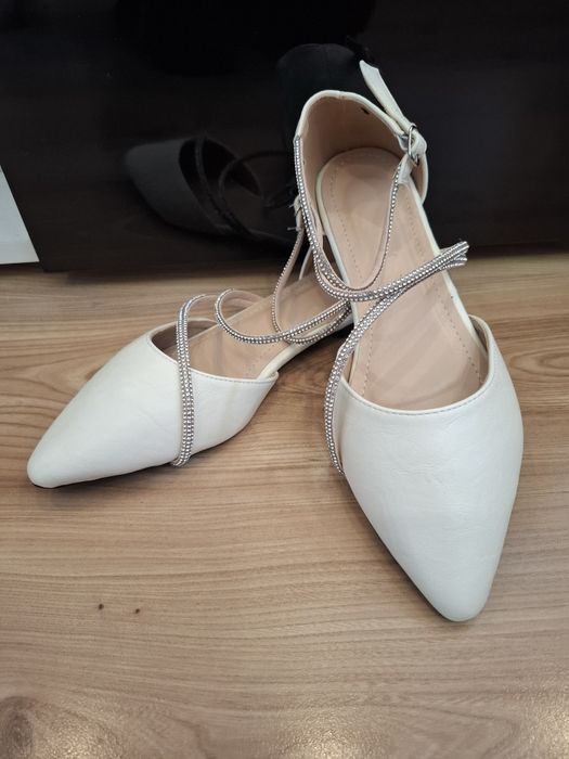 Buty ślubne na płaskiej podeszwie zapinane kremowe płaskie