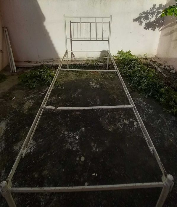 Cama de ferro antiga, de solteiro, desmontável. Estrado incluído.