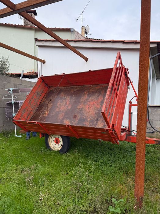 Reboque agrícola tribasculante