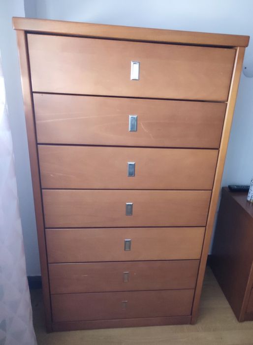 Mobiliário de quarto em bom estado