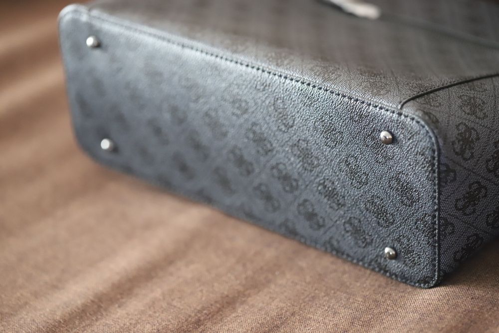 GUESS Shopperka model Noelle