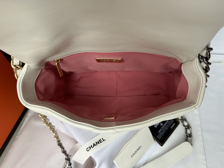 Torebka Chanel Flap Bag 19 White