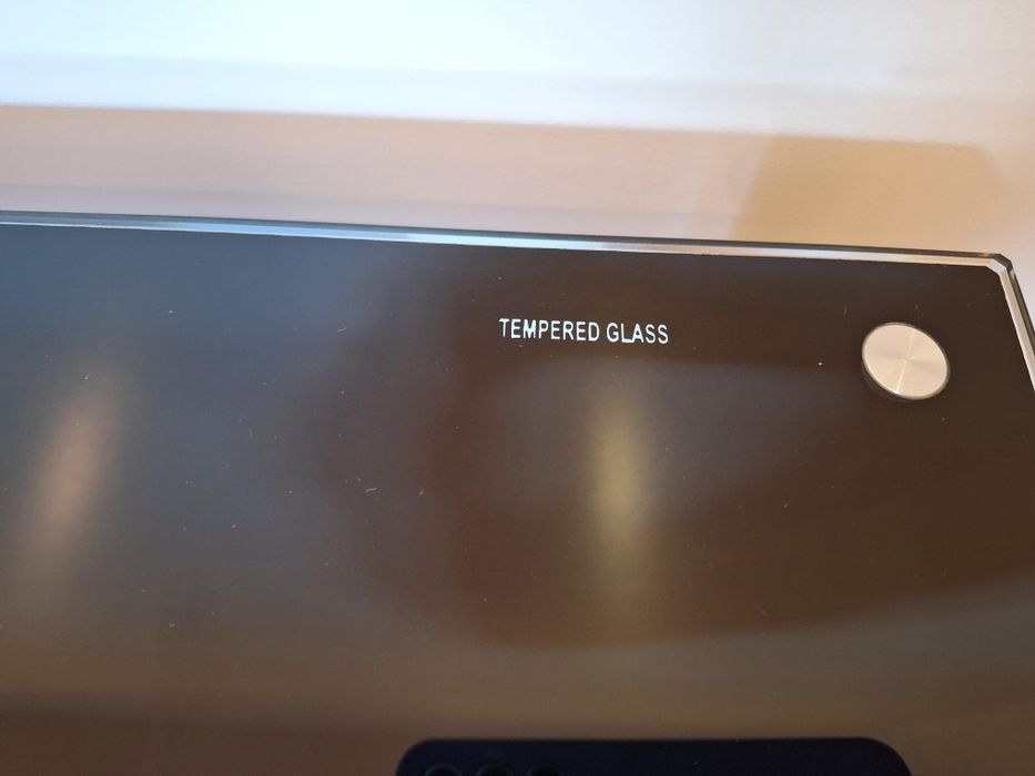 Móvel de TV preto com vidro temperado