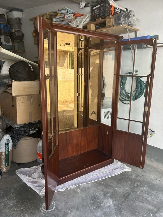 Vitrine em madeira