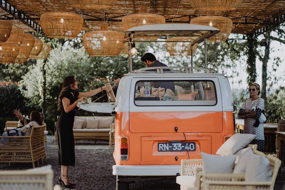 Carrinha pão-de-forma VW T2 1975 - o bar perfeito para as tuas festas!