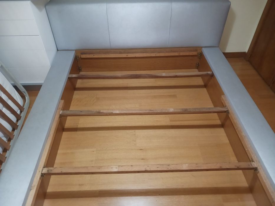 Cama em madeira maciça revestida em pele + estrado
