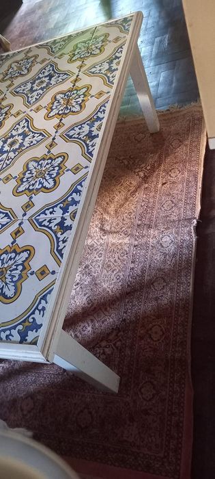 Mesa com azulejos retangular