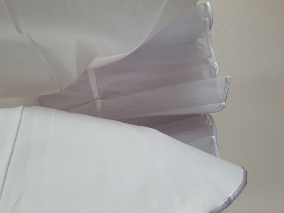 Elegancka biała sukieneczka