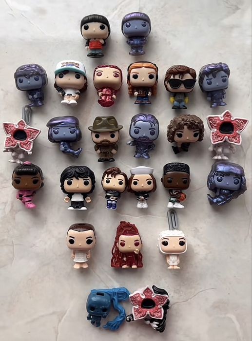 Фігурки stranger things kinder joy + поличка до нього