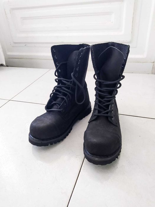 Botas em pele genuína nunca usadas