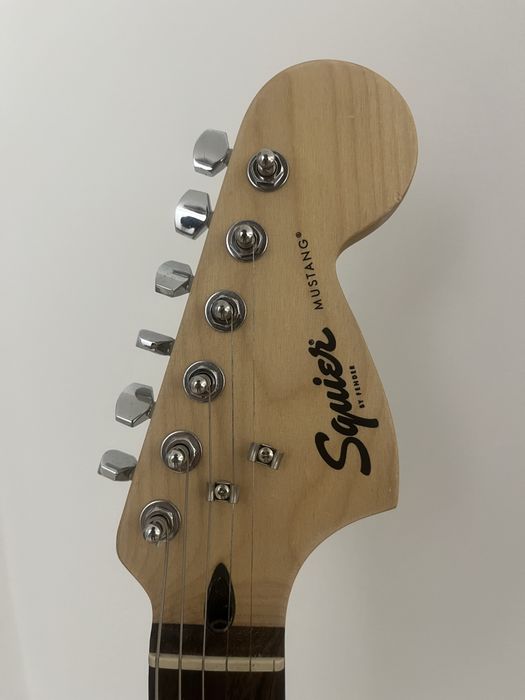 Guitarra Elétrica Mustang Fender Squier + suporte — Excelente Estado