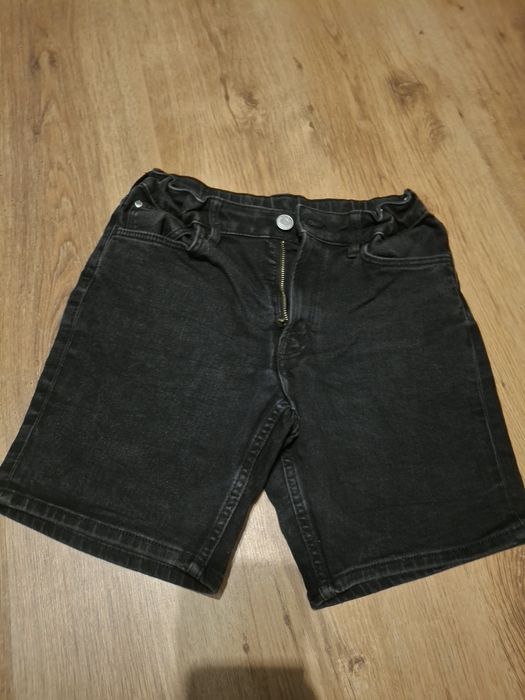 Czarne krótkie spodenki dzińsowe