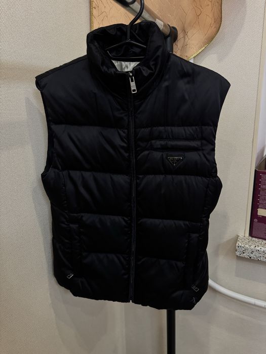 Чёрная жилетка Prada.