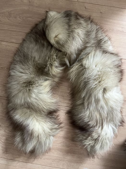 Czapka i szal z naturalnego futra, doczepiany do kolnierza płaszcza