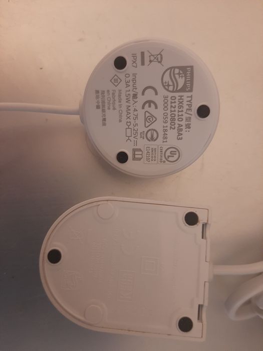 Ładowarki indukcyjne Philips do szczoteczk do zębów.