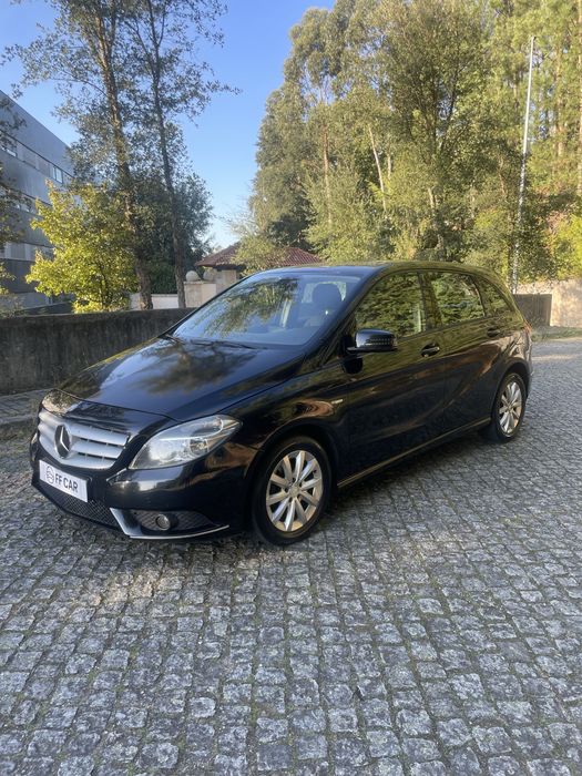 Mercedes-Benz B 180