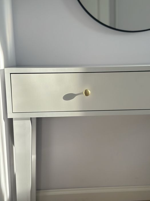 Elegancka toaletka biała ze złotymi uchwytami