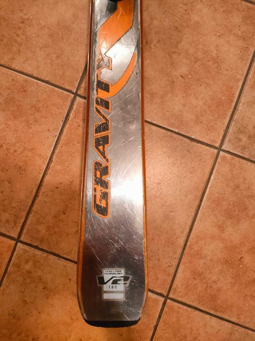 Narty zjazdowe męskie Volant Gravity 180 cm naostrzone i nasmarowane