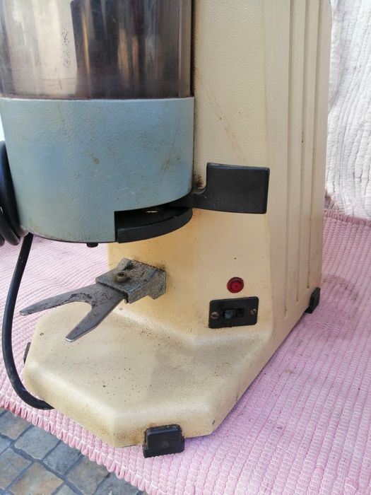 Moinho de café profissional antigo