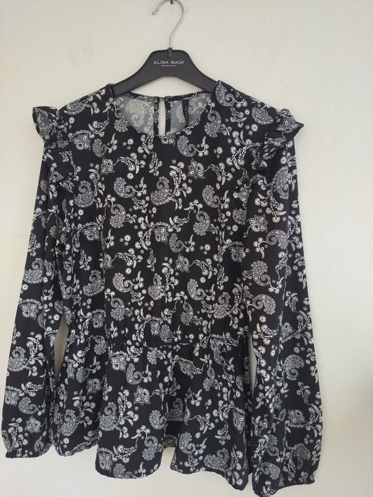 Blusa preta peplum com padrão de cornucópias e folhos- Tiffosi- Tam. M