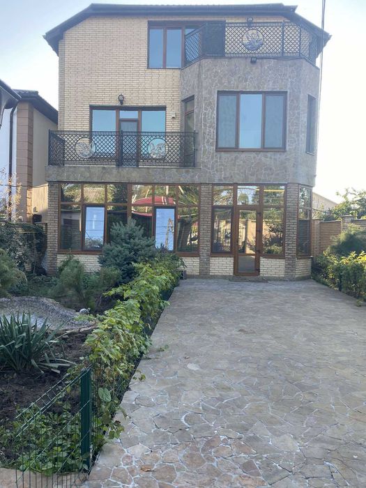 Новый добротный дом в Фонтанке на морской стороне