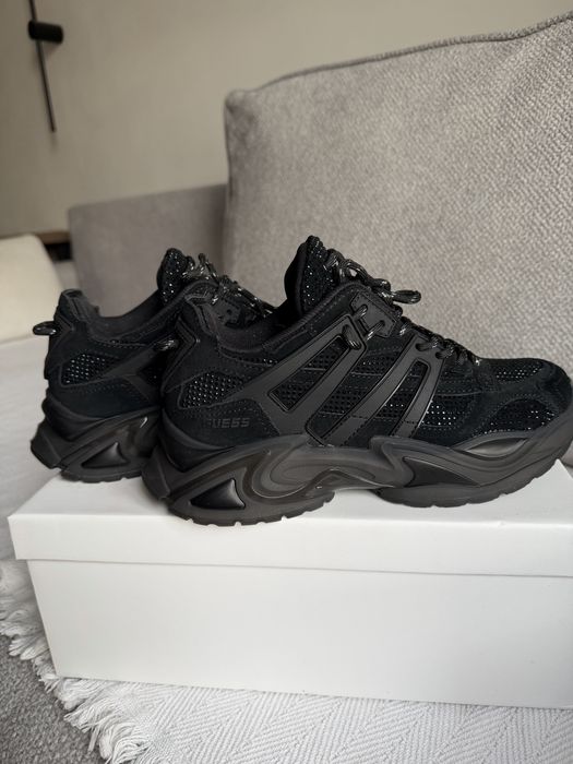 Кроссівки Guess.
