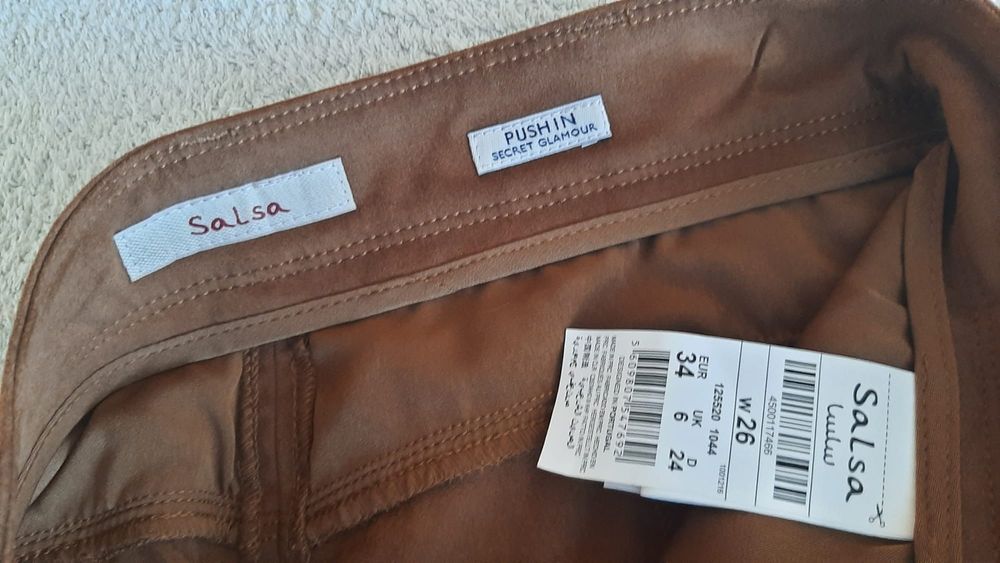 Saia Salsa. Ótimo estado.