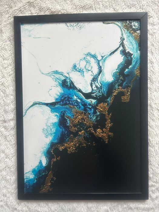 Zestaw trzech obrazów na ścianę w czarnej ramie, abstrakcja, marmur