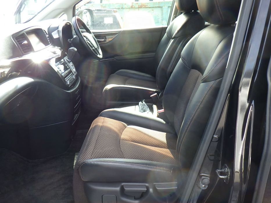 Nissan Elgrand Luksusowy Van
