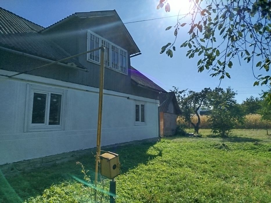 Будинок та земля в Карпатах, біля центру селища