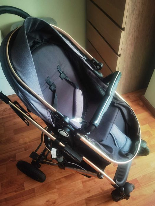 Carrinho de bebé com ovo