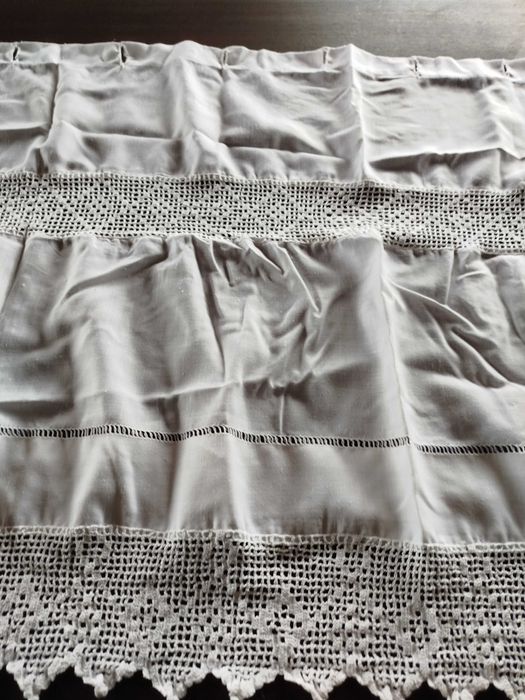 Uma cortina de tecido com renda