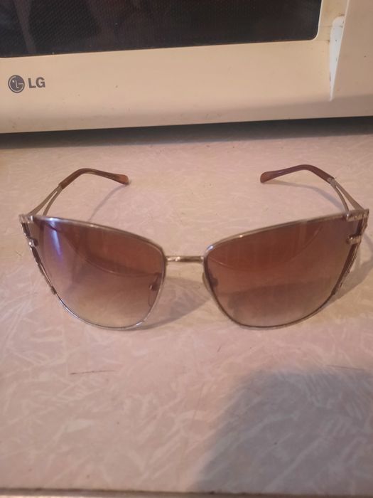 Cолнцезащитные очки Fendi и еще две пары...