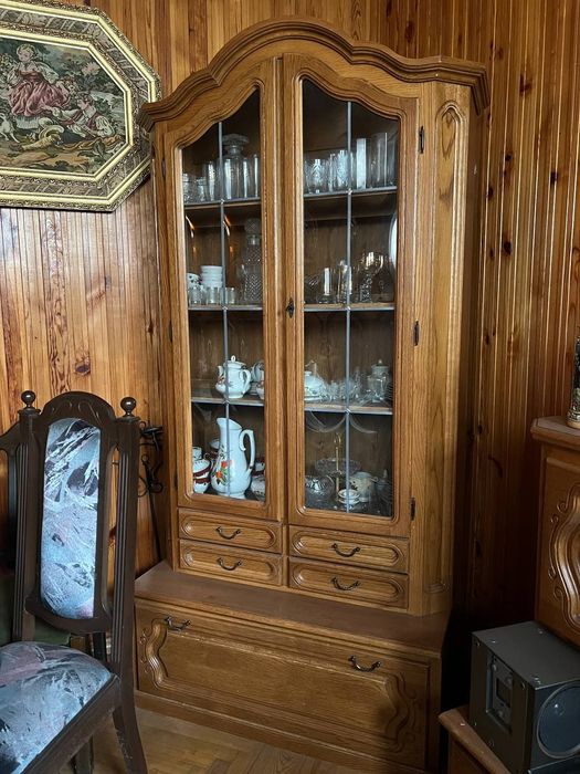 Шкафы для посуды натуральное дерево дуб в хорошем состоянии