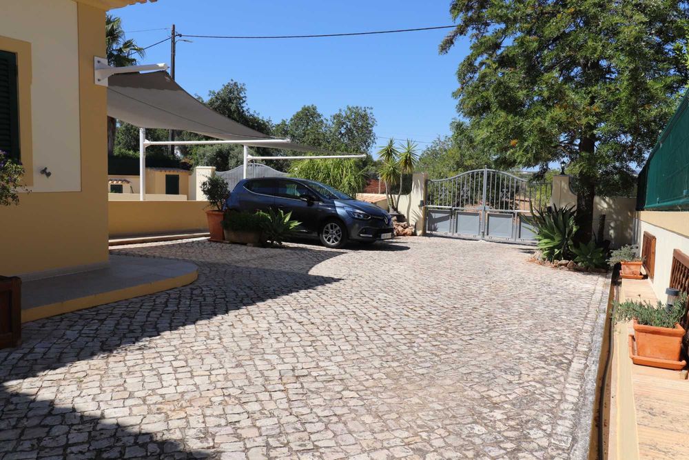 Apartamento independente T2 na espetacular vivenda, piscina comum, perto de zona antiga de Albufeira