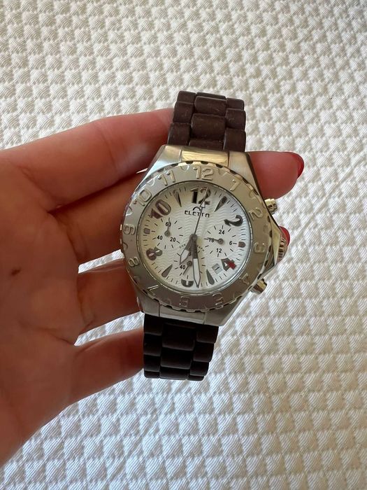 Relógio Electa em excelente estado,com várias braceletes e acessórios.