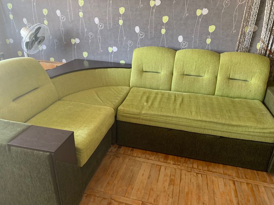 Диван. Потребує обтягнення.