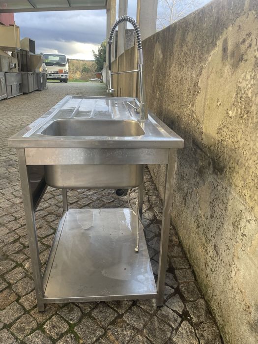 Bancada c/ pia industrial e torneira de mangueira - Profissional