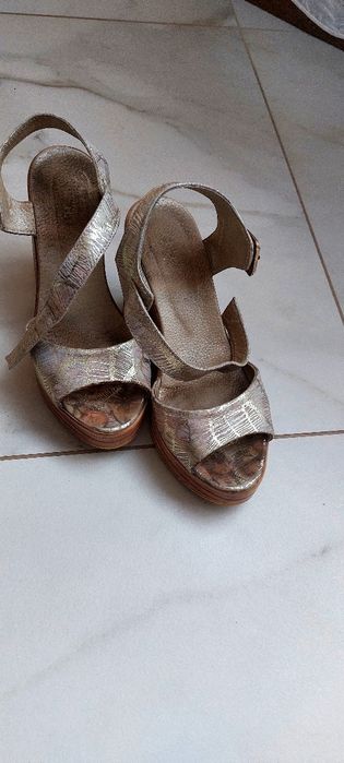 Босоніжки жіночі
