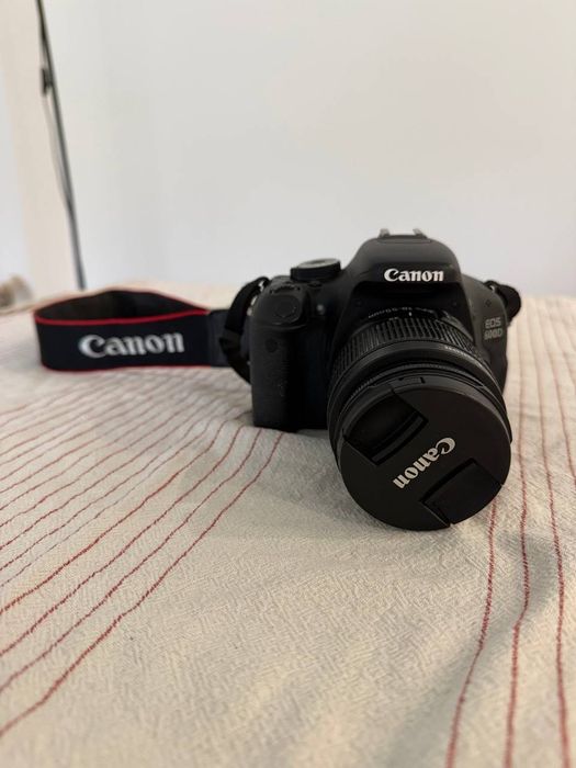 canon 600 D. Com objetiva e bolsa.