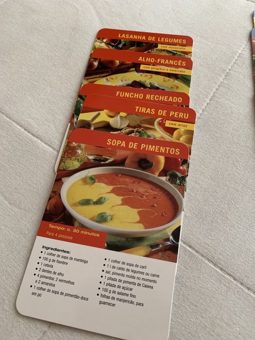 Livro de receitas dentro de lata