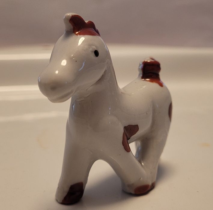 Ceramiczna figurka konika „Japan” – kolekcjonerska