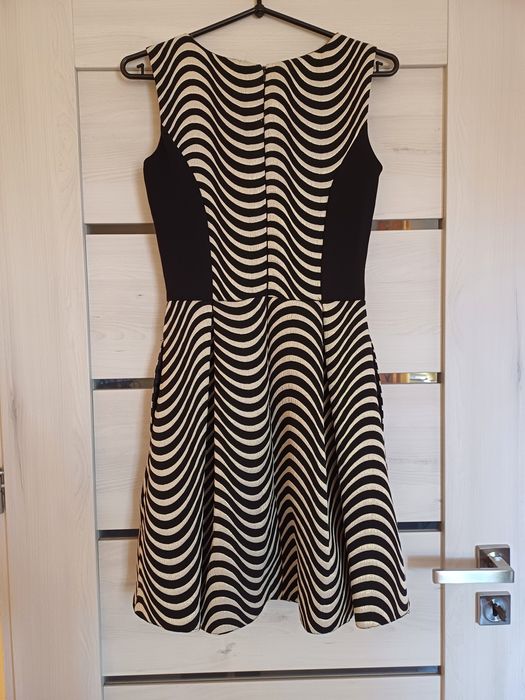 Elegancka sukienka ze złotą nitką i z kieszonkami rozmiar XS