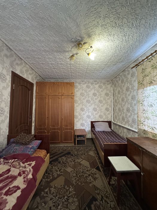 Ліжкомісце  в кімнаті будинку район 12 школи 2000
