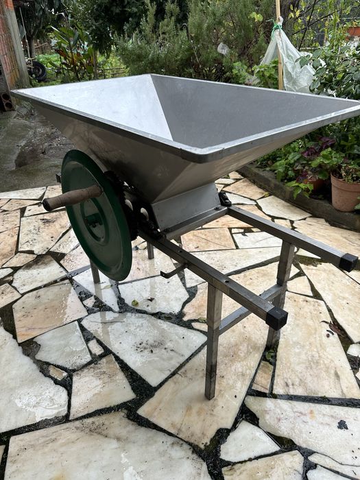 Esmagador de uvas manual