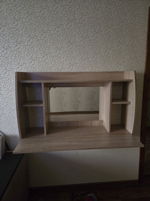 Столик для макияжа