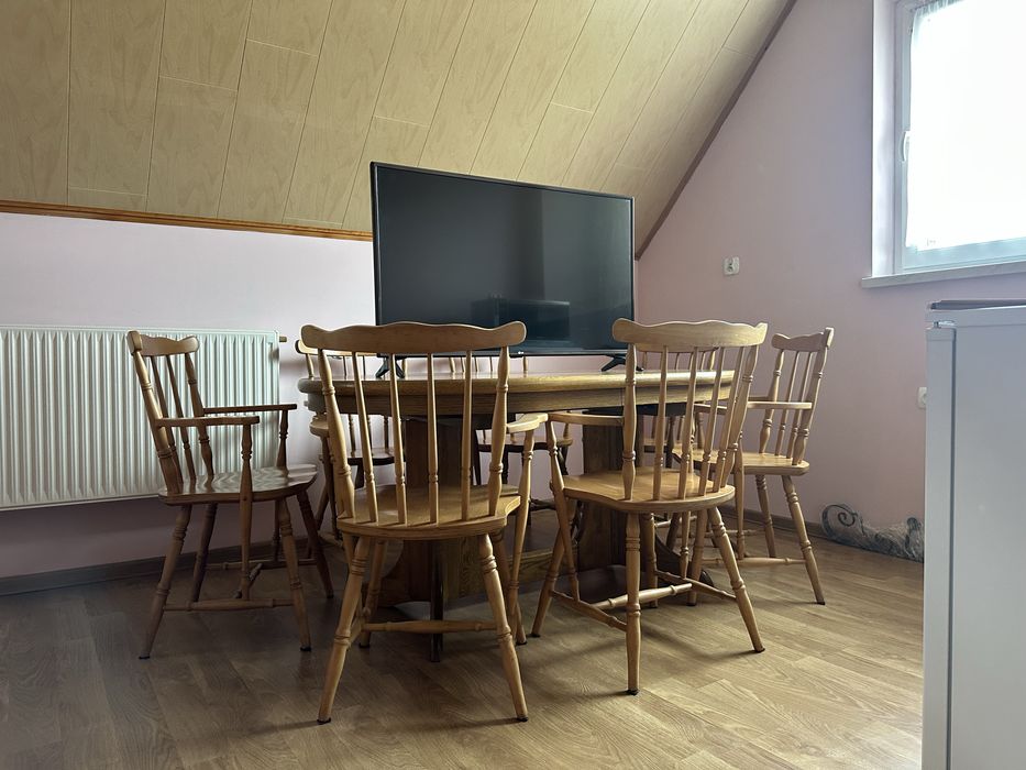 Stół drewniany i krzesła